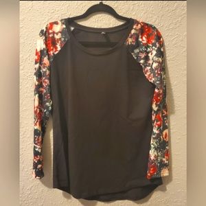 🍁Black top 3/4 floral print sleeve XL(could fit L also) NWOT